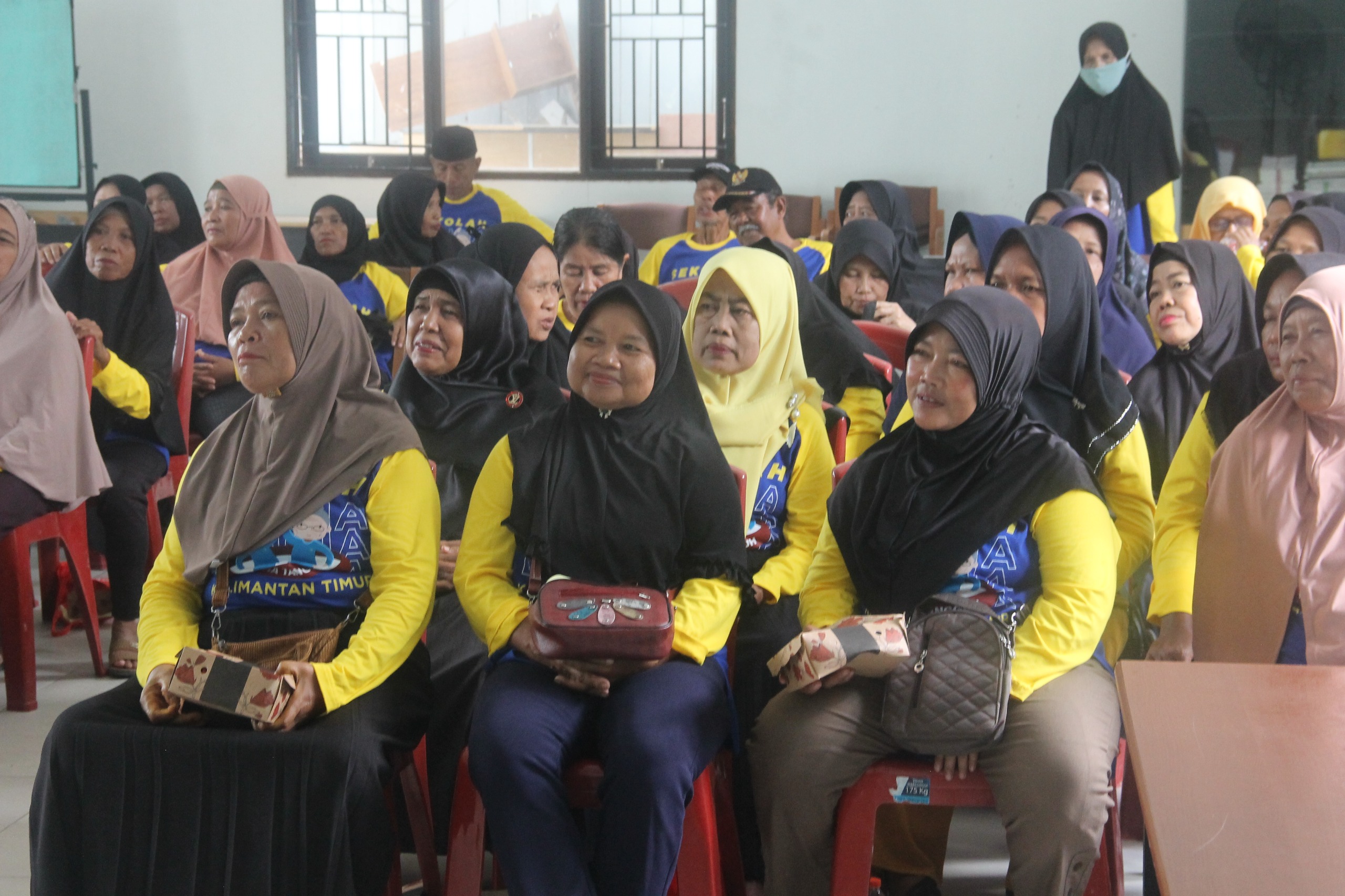 AKTIF: Beberapa peserta mengikuti kegiatan rutin di sekolah lansia Kelurahan Sindang Sari, Kecamatan Sambutan, beberapa waktu lalu.