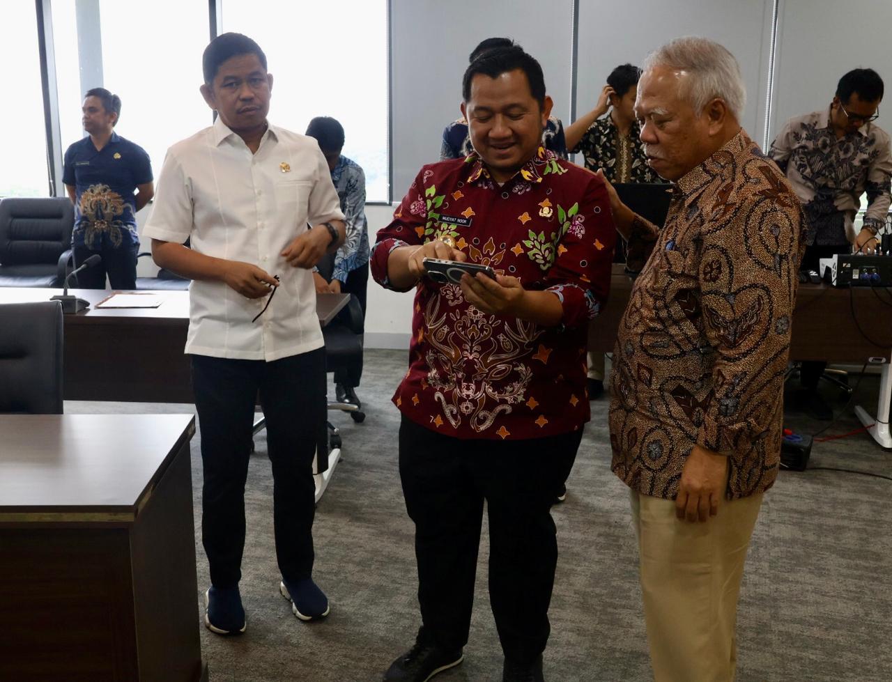 Basuki Hadimuljono (kanan) bersama Bupati PPU Mudyat Noor dan Ketua DPRD PPU, Raup Muin (kiri).