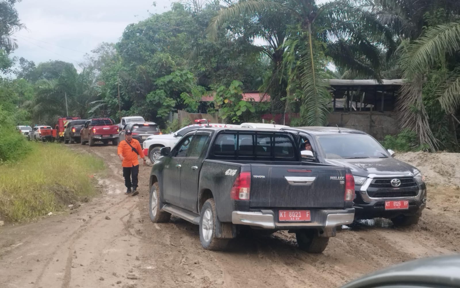 Rombongan Gubernur Kaltim dan jajaran Forkopimda PPU mencoba melalui akses jalan Sotek-Bongan yang masih berlumpur.
