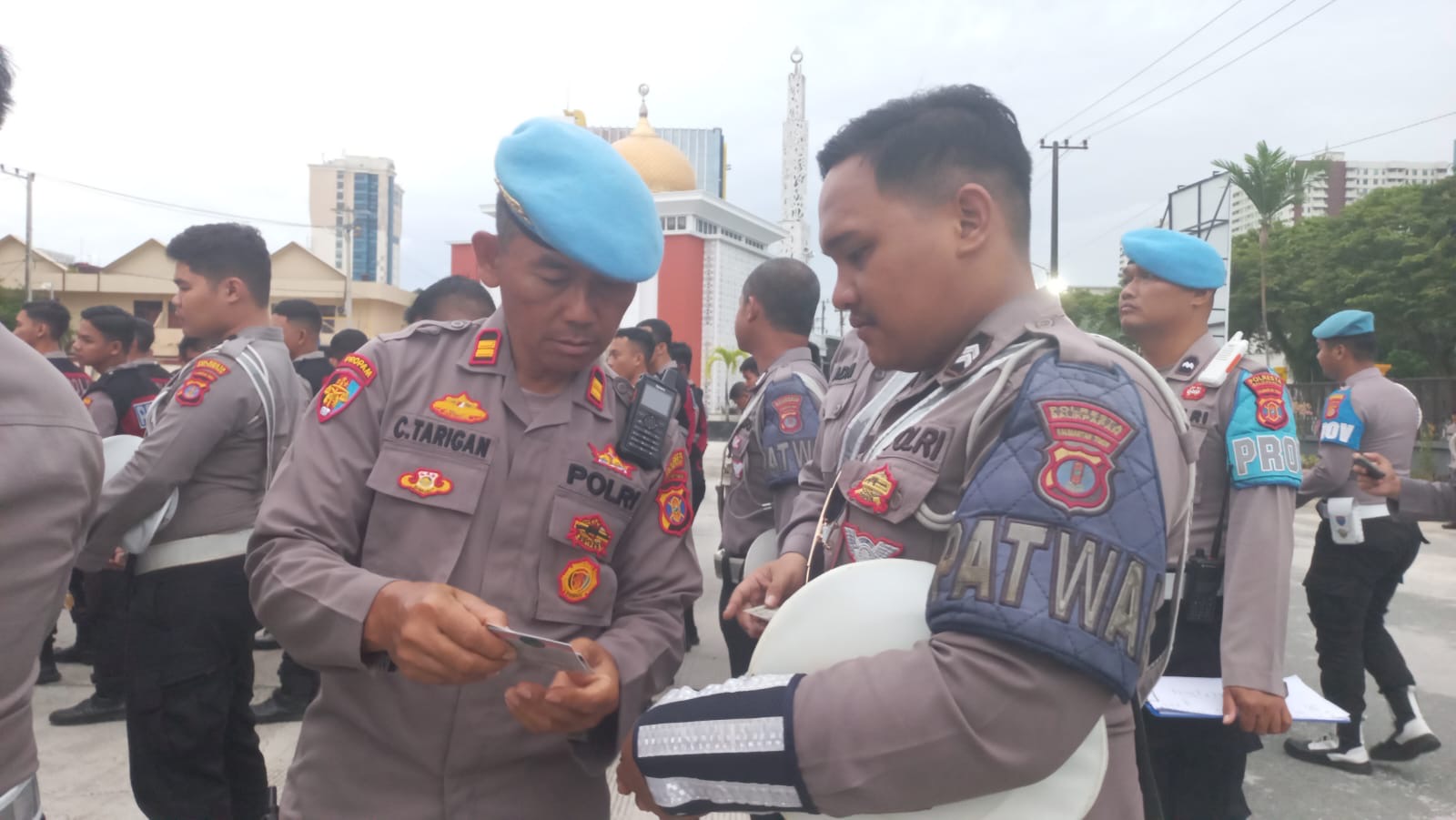 Petugas Provos Polresta Balikpapan memeriksa kelengkapan anggota.