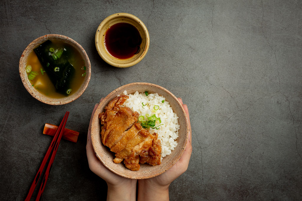 Seporsi Nasi Katsu lengkap dengan soyu.