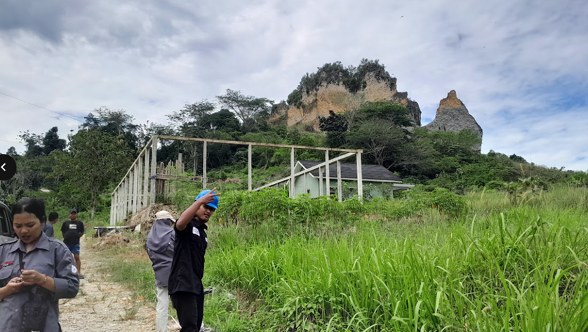 Pemandangan perbukitan karst Batu Cermin, lokasi pengabdian masyarakat tim Geofisika Universitas Mulawarman dalam pemetaan potensi air tanah.