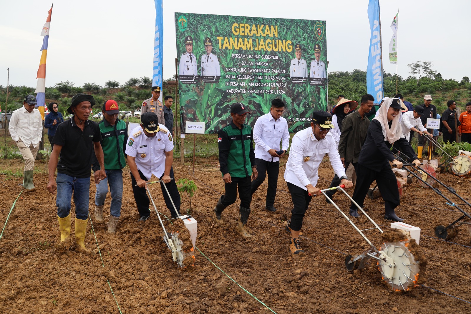 Mudyat Noor bersama Rudy Mas&rsquo;ud, Sarifah Suraidah dan Raup Muin menanam jagung di Desa Api-Api.  &nbsp;