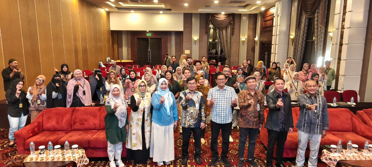 Kepala DKUMKMP Balikpapan berkolaborasi dan Kepala BPSDMP Komdigi Banjarmasin (tengah) bersama puluhan peserta pelatihan.