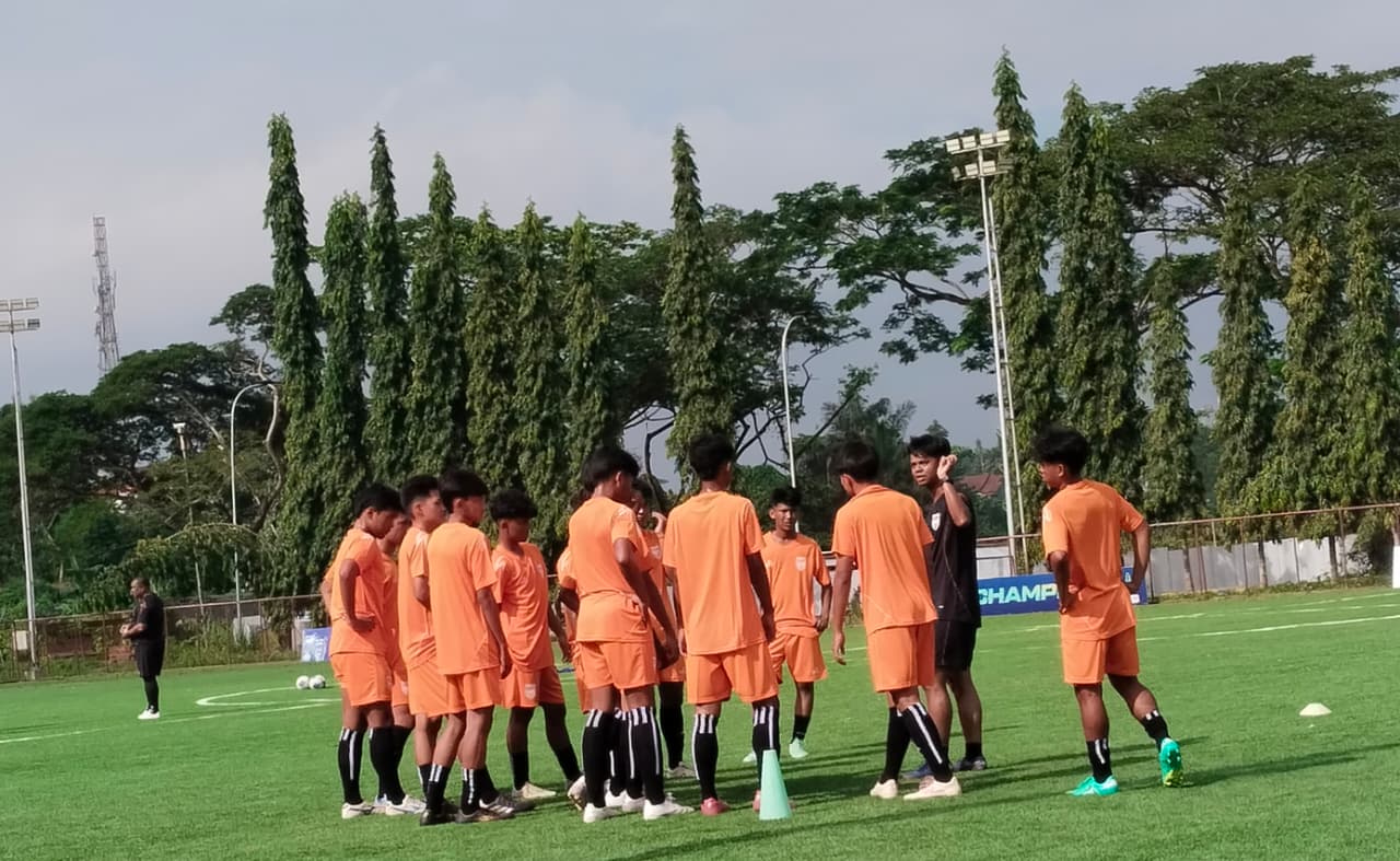 OLAH POTENSI: Tim EPA Borneo FC Samarinda saat menjalani sesi latihan.