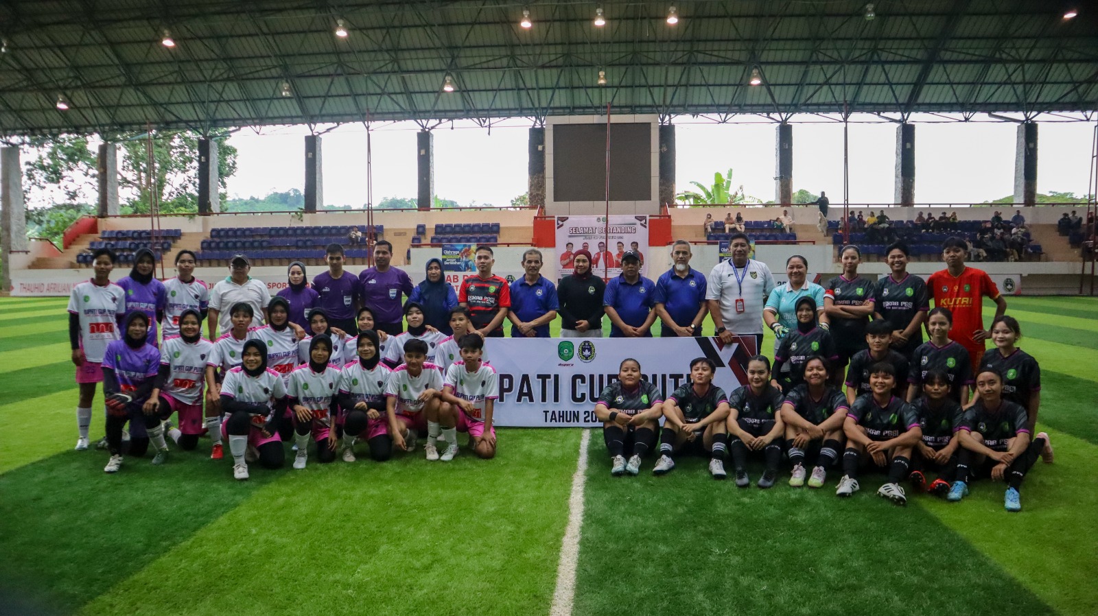 JUARA BERTURUT: Skuad sepak bola putri (jersey pink putih) Kecamatan Kota Bangun berpose bersama usai memastikan gelar juara Bupati Cup 2025 untuk kali kedua beruntun.