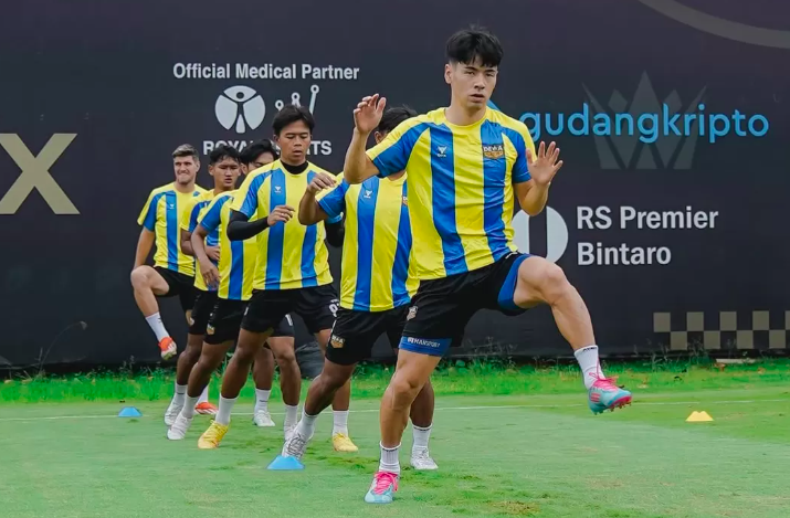 Dewa United vs PSBS Biak.