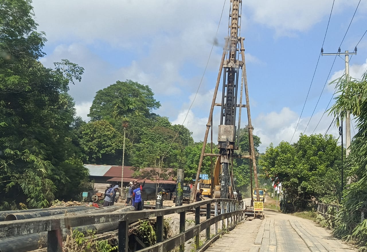 BERPROSES: Pembangunan dua jembatan di Kampung Muara Asa berlanjut.