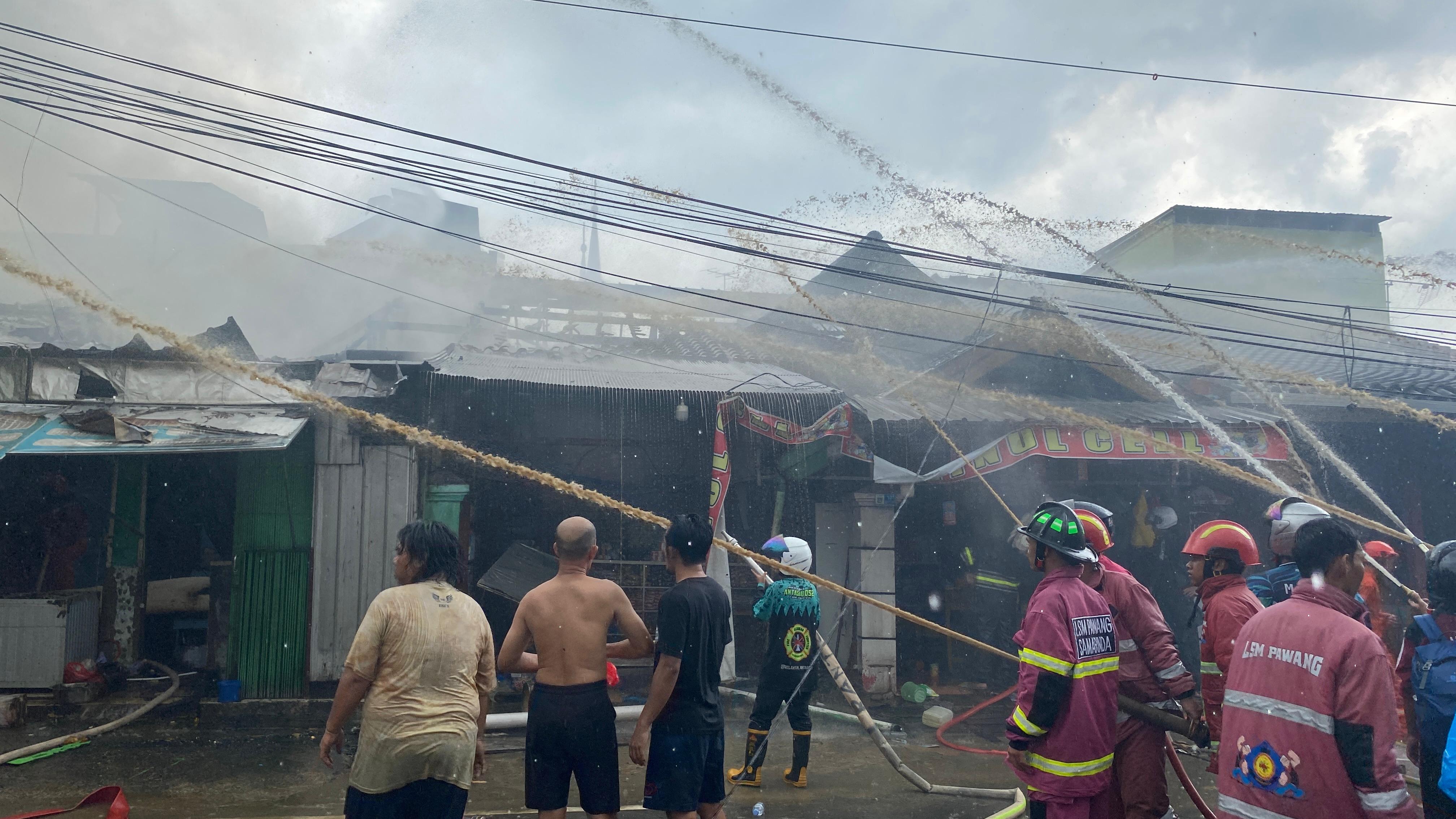 BERHASIL DIKUASAI: Api melahap seisi bangunan yang digunakan sebagai rumah makan di Jalan Gunung Kinibalu, Samarinda.