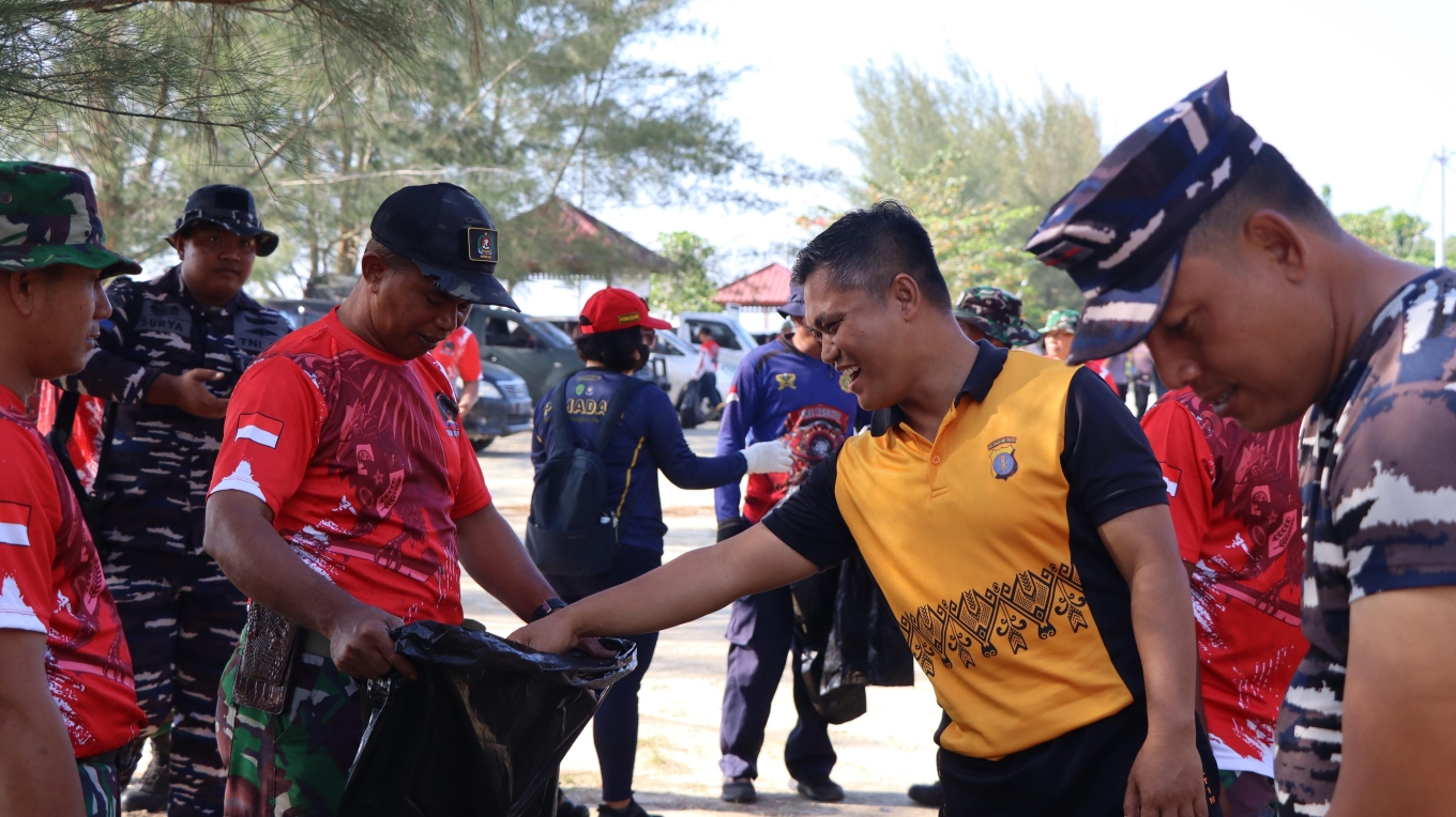 BERSIH PANTAI: TNI-Polri dan masyarakat saat aksi bersih Pantai Nipahnipah, Penajam, PPU dalam rangka memeringati HUT ke-80 TNI.