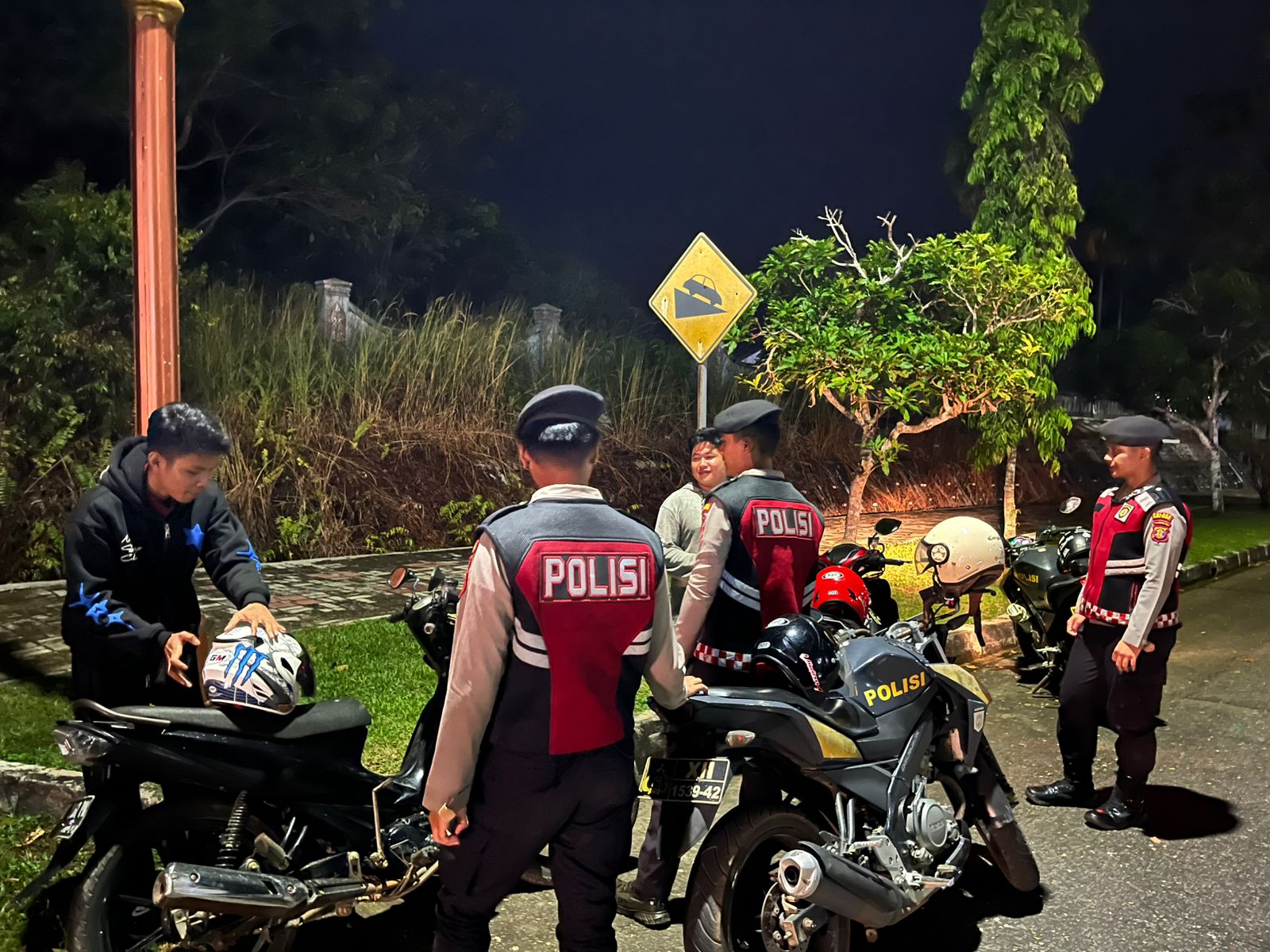 Jajaran Personel Satsamapta Kubar menggelar Patroli Blue Light.