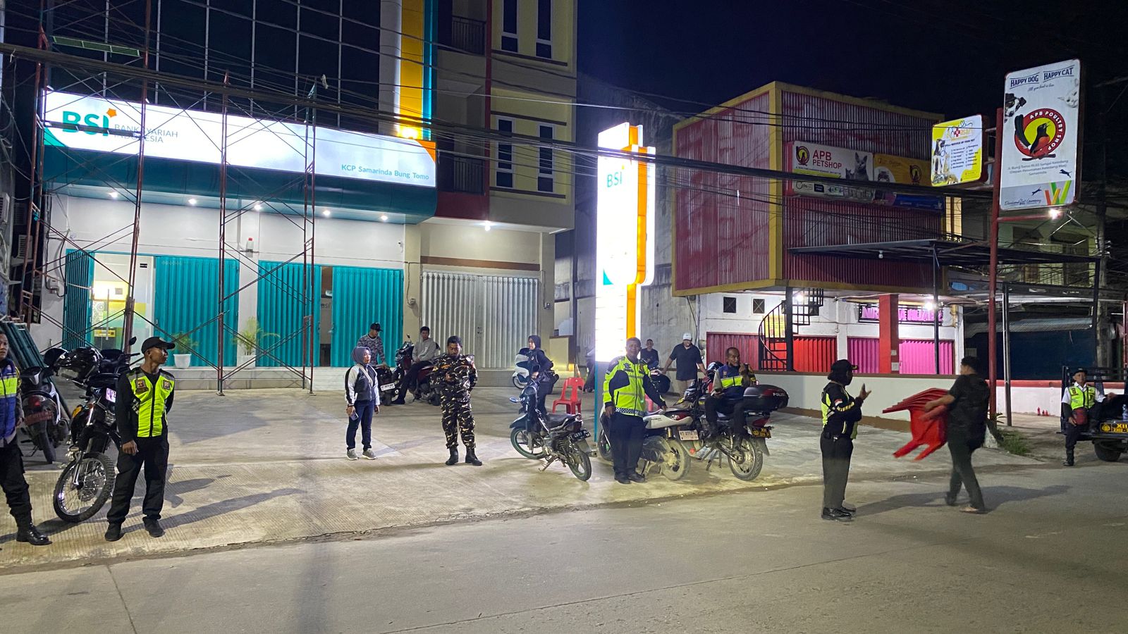 JAGA: Tim gabungan menggelar siskamling keamanan dengan sasaran pembalap liar di kawasan Samarinda Seberang, Minggu (21/9) dini hari.