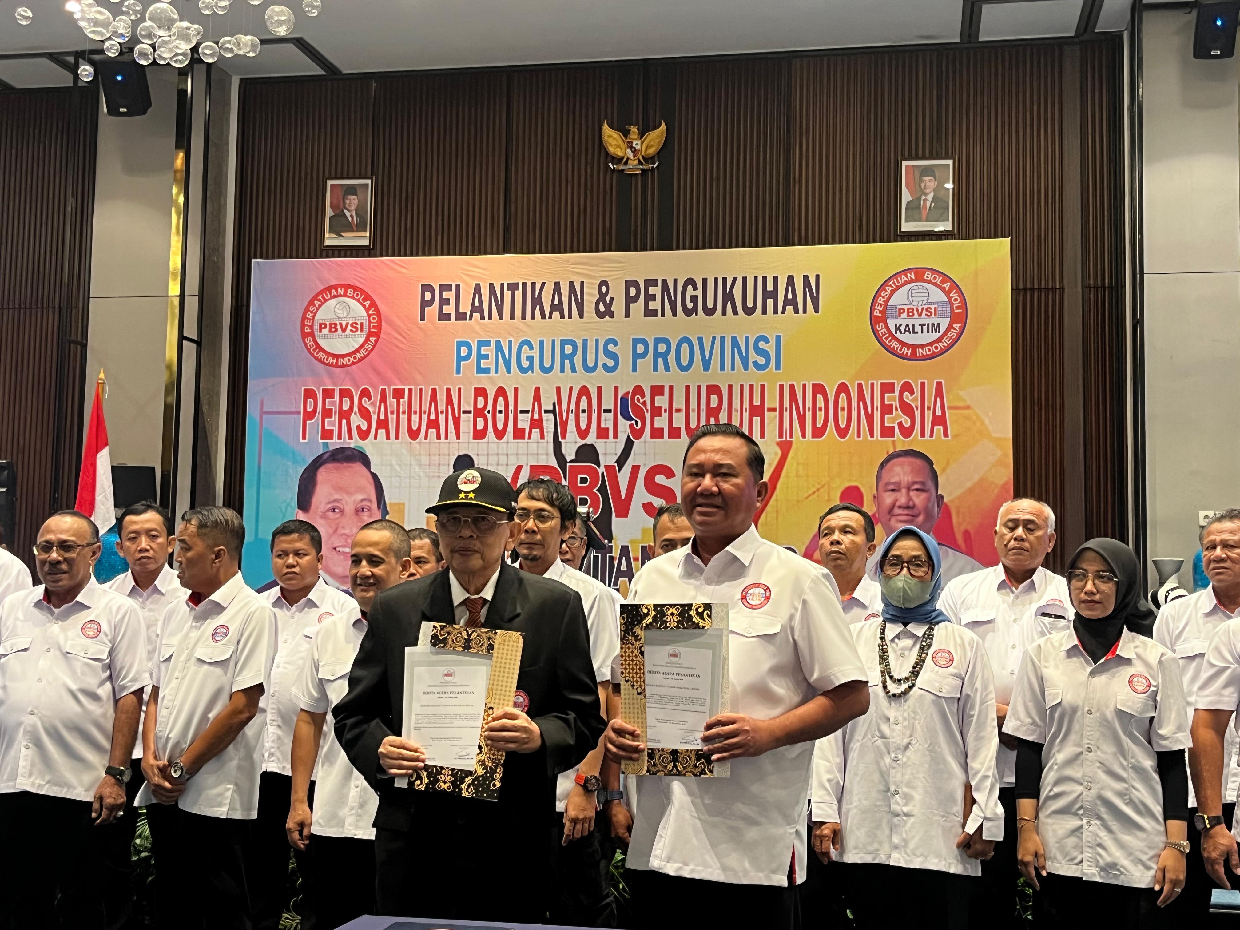 Wakil Ketua Umum II PP PBVSI, Irjen Pol (Purn) Djoko Sardono, melantik pengurus PBVSI Kaltim yang diketuai Ekti Imanuel.