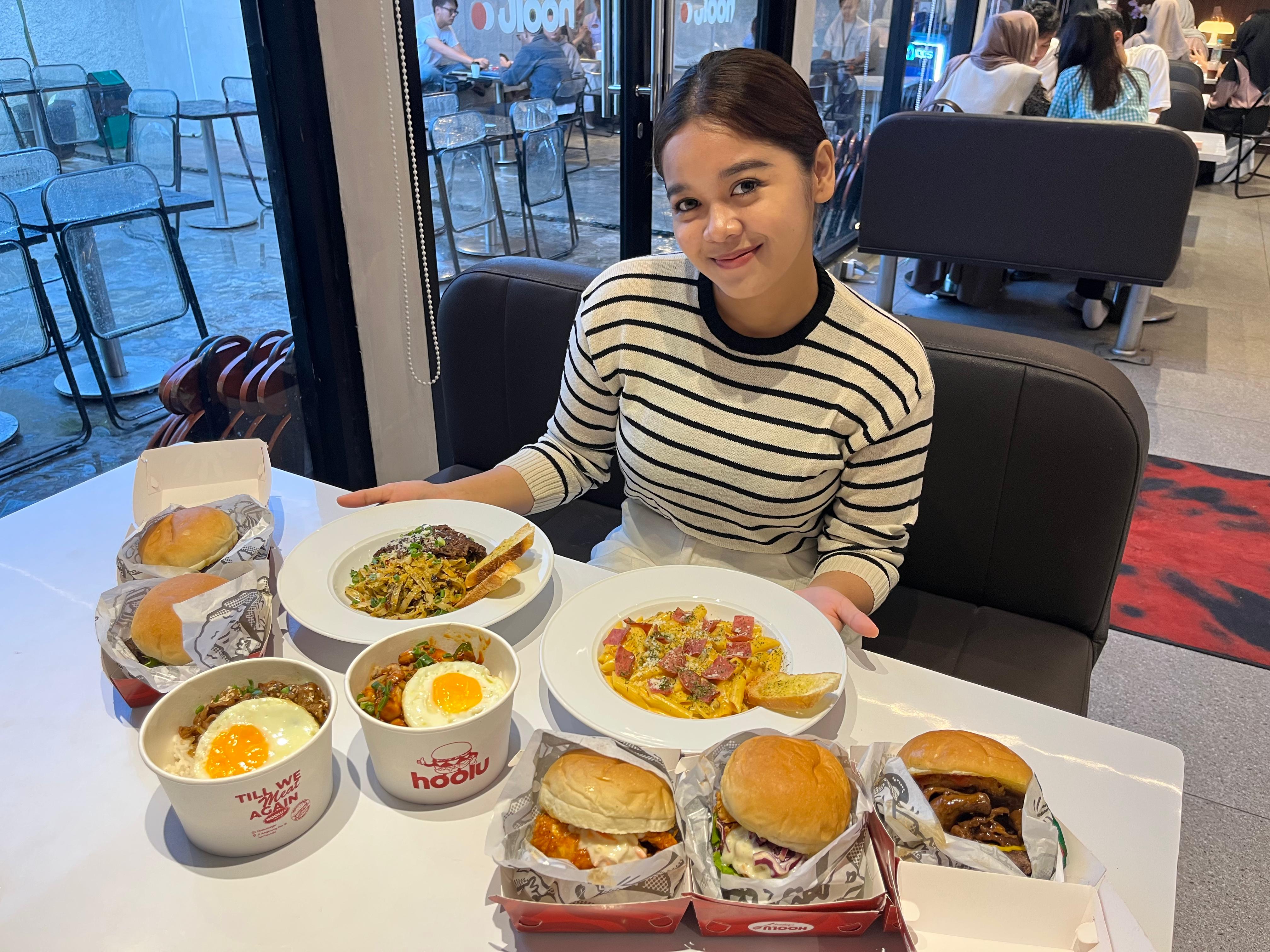 DITERIMA SEGALA KALANGAN: Siapa yang menyangka, menjual burger yang semula rombong kontainer dengan berjualan seadanya, kini terus berkembang dengan konsep lebih modern.