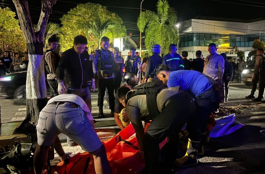 KECELAKAAN: Tabrakan melibatkan dua motor mengakibatkan Ducati terbakar dan korban tewas di lokasi kejadian.