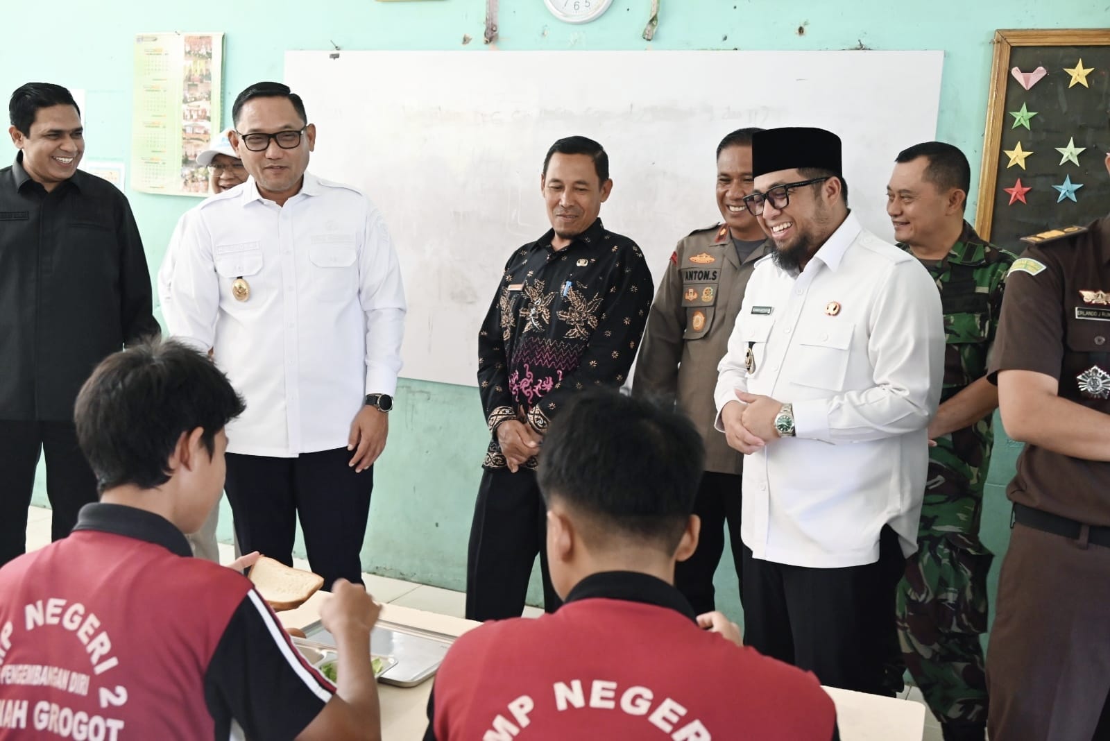 Wakil Gubernur Kaltim Seno Aji dan Wakil Bupati Paser Ikhwan Antasari saat meninjau program MBG, Jum