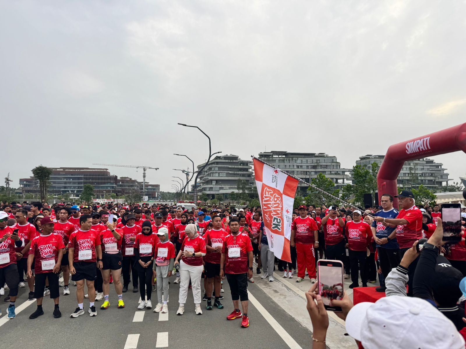 FUN RUN: Kepala OIKN, Basuki Hadimuljono, saat melepas kegiatan fun run HUT ke-80 PMI 2025 yang digelar di IKN.