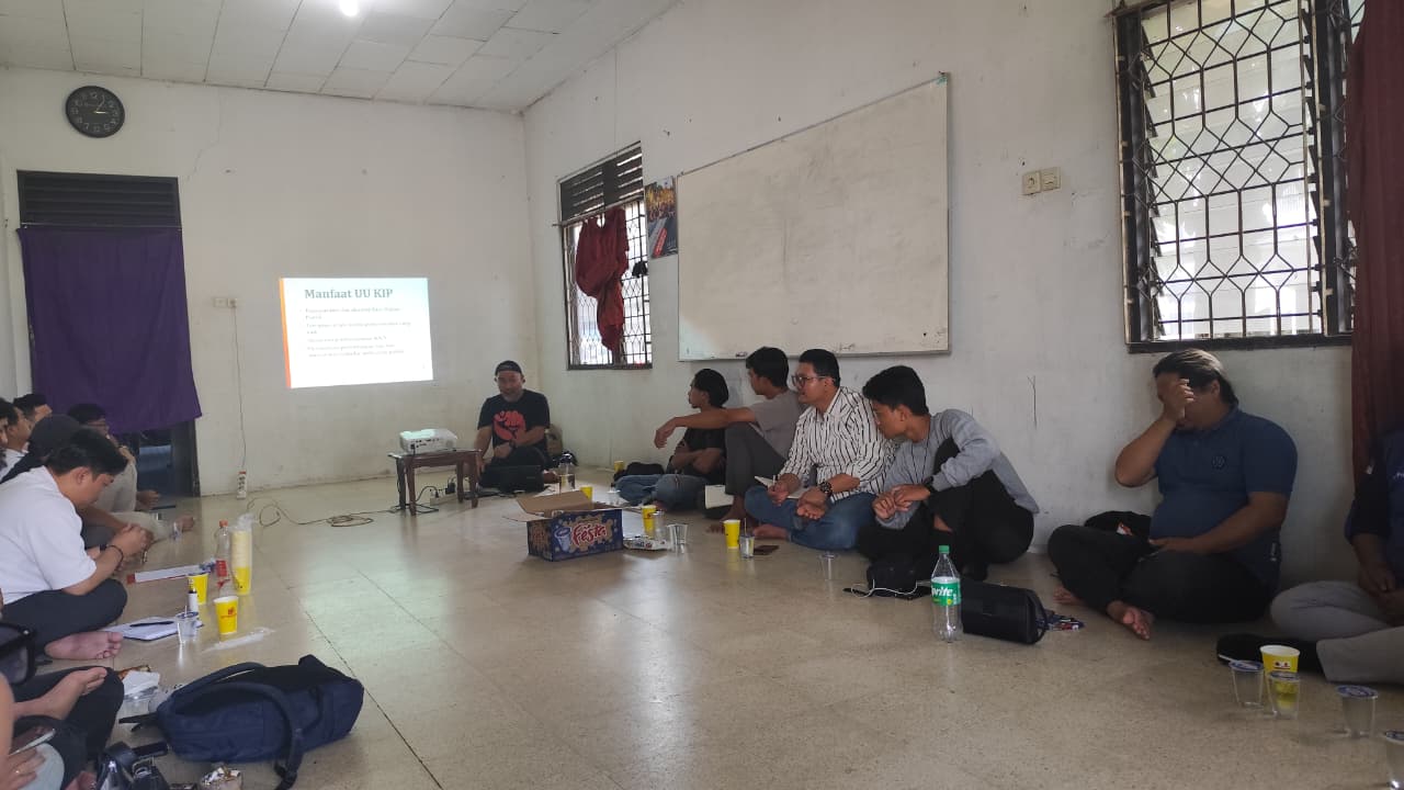 Ketua Pokja 30 Buyung Marajo (tengah) memberikan materi mengenai keterbukaan informasi dalam agenda Sekolah Politik di Sekretariat Pokja 30 Kecamatan Samarinda Ulu, Sabtu (20/9/2025)