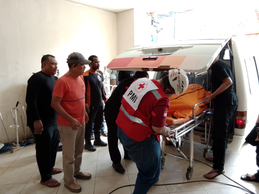 Petugas pengevakuasi korban dari lookasi kejadian.