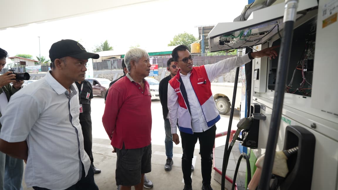 PERIKSA: Hermawan Bagus Prabowo (kiri) mengecek keandalan perangkat dispenser BBM di salah satu SPBU di Sambaliung, Berau, Senin (22/9).