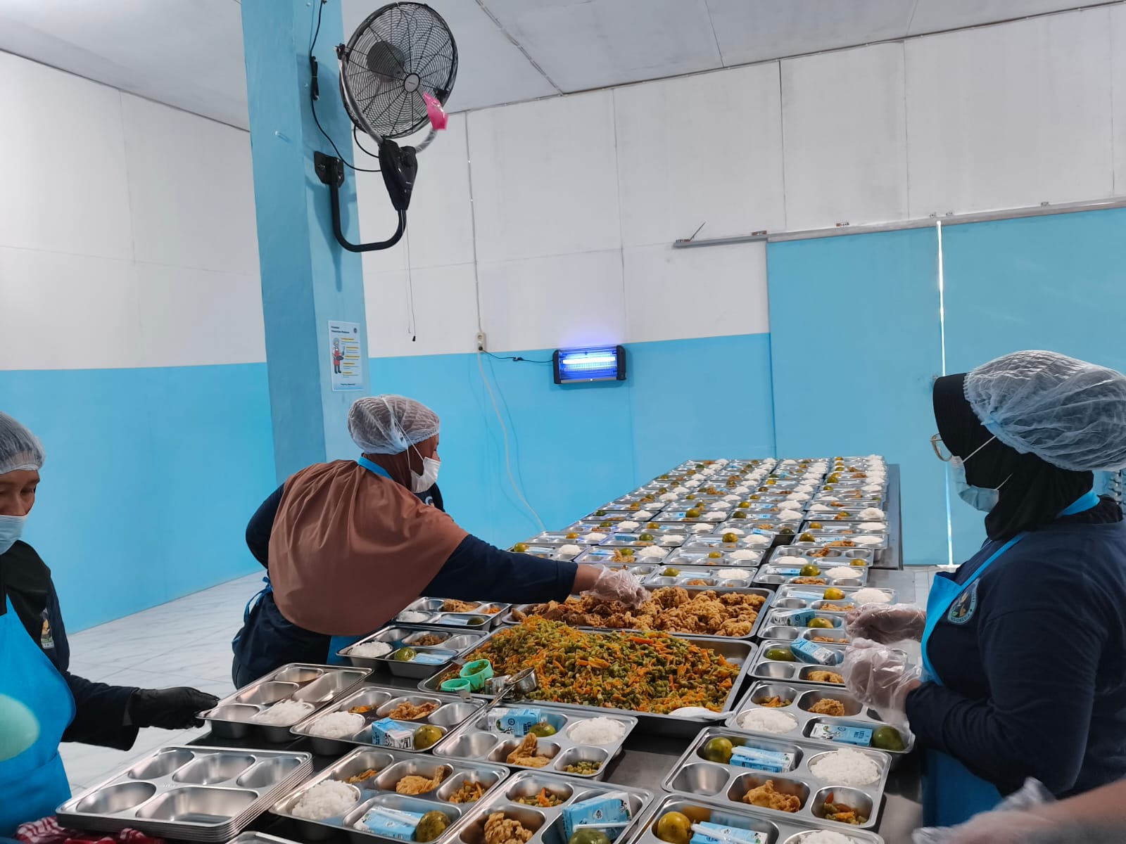 PROGRAM NASIONAL: Dapur MBG di Jalan Dayung, Kelurahan Teluk Lingga, melayani ribuan siswa penerima manfaat program Makan Bergizi Gratis.