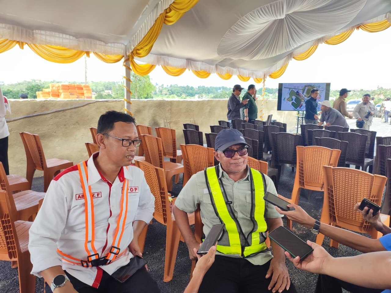 Disporapar Paser saat diwawancarai awak media usai peninjauan venue sirkuit pekan lalu.