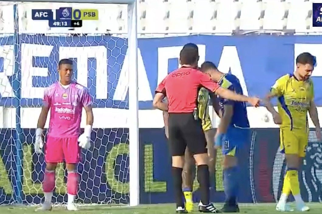 Arema vs Persib Bandung. Arema unggul 1-0 di babak pertama.