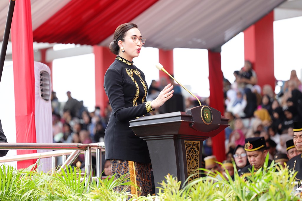 Menteri Pariwisata Republik Indonesia, Widiyanti Putri Wardhana menyampaikan sambutan pada pembukaan Erau 2025
