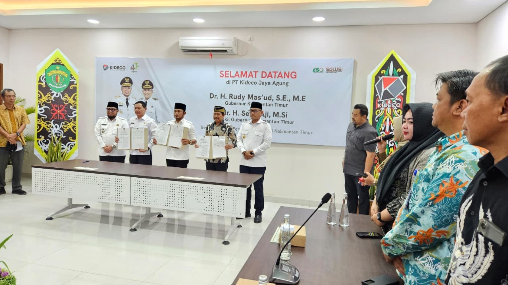 MOU: Para pihak memegang dokumen MoU yang sudah diteken untuk Proyek Strategis Pembangunan SPAM antara Pemprov Kaltim, Pemkab Paser, dan Pemkab PPU.