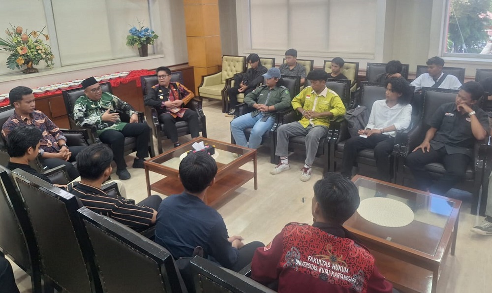 TERIMA MASUKAN: Bupati Kutai Kartanegara (Kukar) Aulia Rahman Basri menerima auidensi mahasiswa yang tergabung dalam BEM Unikarta, Senin (22/9/2025).