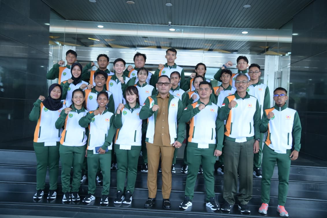 SIAP BERSAING: Kontingen Kaltim yang akan mengikuti Sukan Borneo secara resmi dilepas oleh Wakil Gubernur Kaltim Seno&nbsp; Aji.