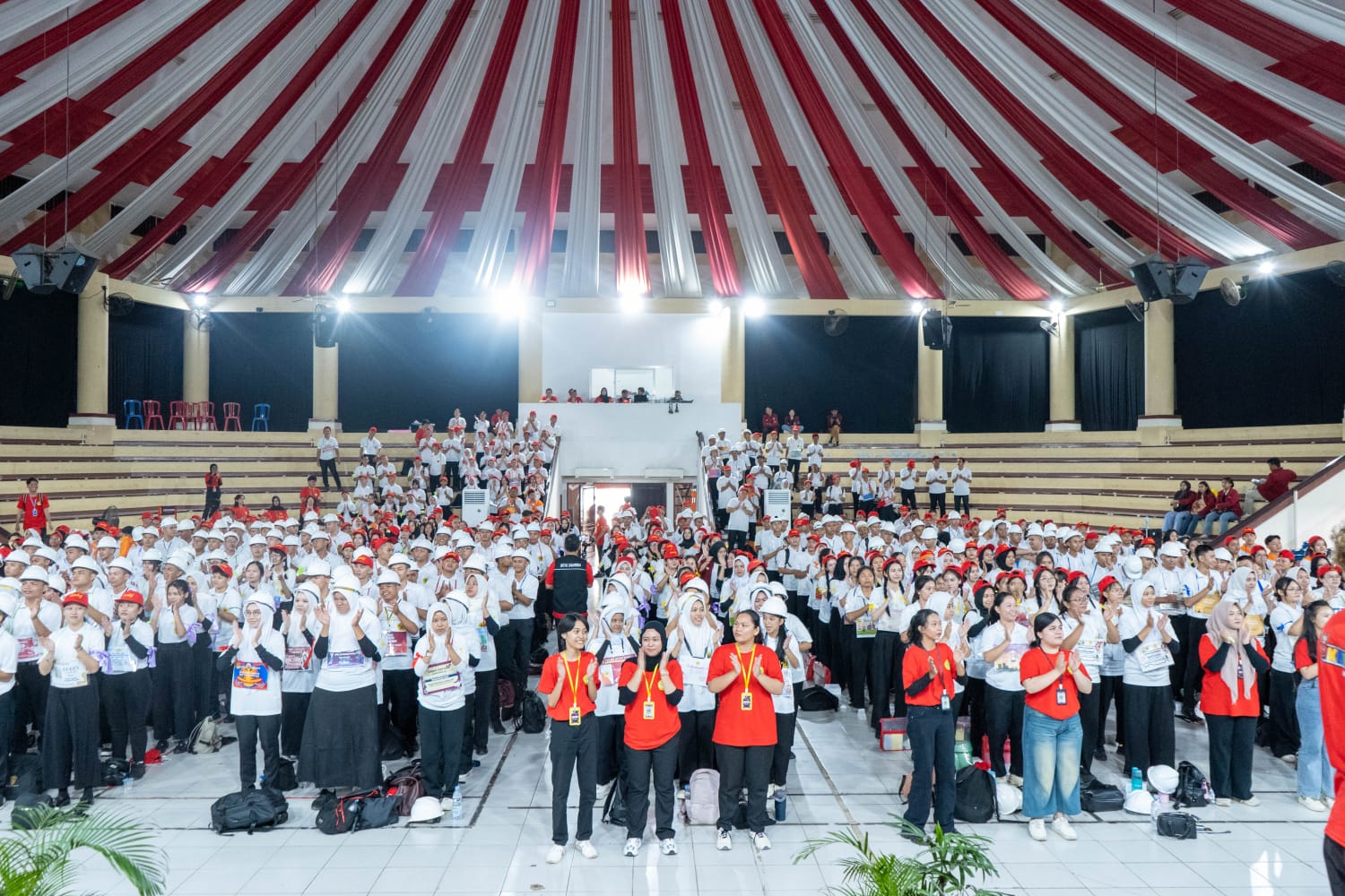 ANTUSIAS: Para mahasiswa Beda dari bayangan awal, ternyata PKKMB seru banget, banyak kenalan baru, dan suasananya sangat kekeluargaan, kegiatan berjalan aman dan lancar serta kolaborasi.