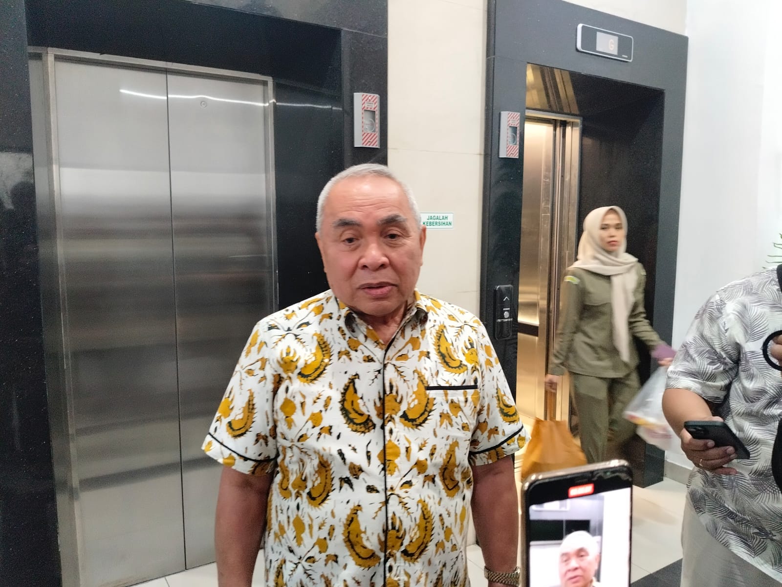 Isran Noor diwawancarai awak media di Kejati Kaltim, Samarinda, Senin, 22 September 2025. (BAYU/KP)