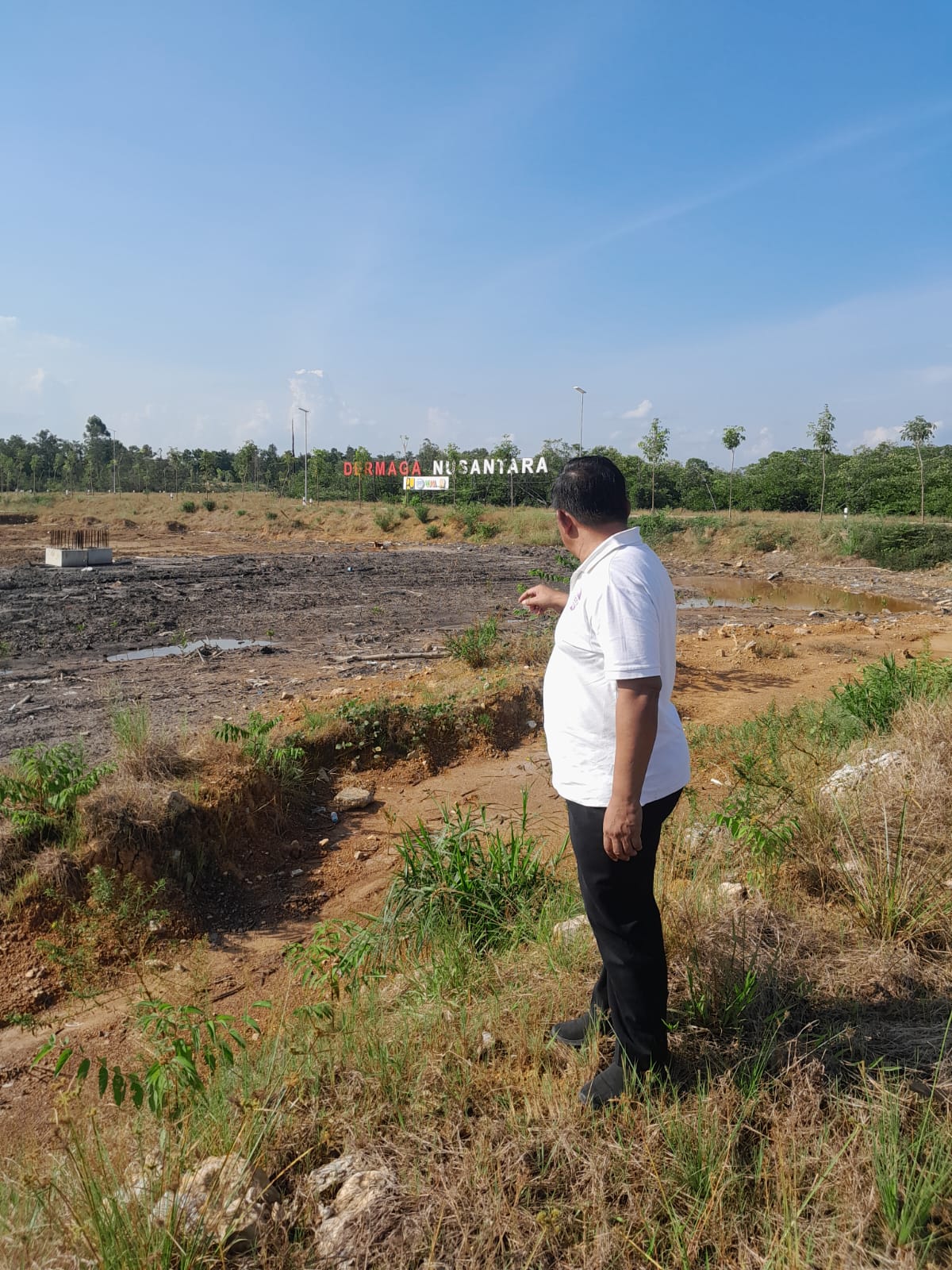 HABIS: Anggota JAMES BON saat menunjuk kawasan yang pohon mangrove-nya ditebang habis untuk pembangunan Dermaga Nusantara.