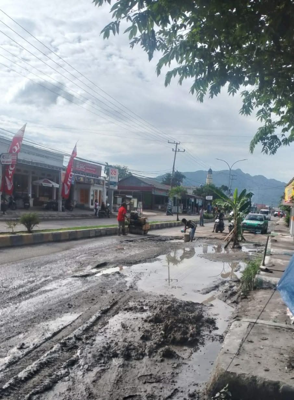 RUSAK: Tampak badan jalan provinsi di Batu Kajang, Paser, rusak dan dikeluhkan masyarakat agar pemerintah segera memperbaiki.