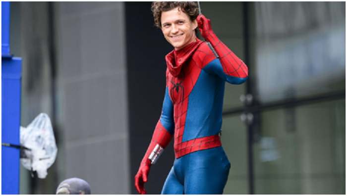 Tom Holland saat syuting film Spiderman.