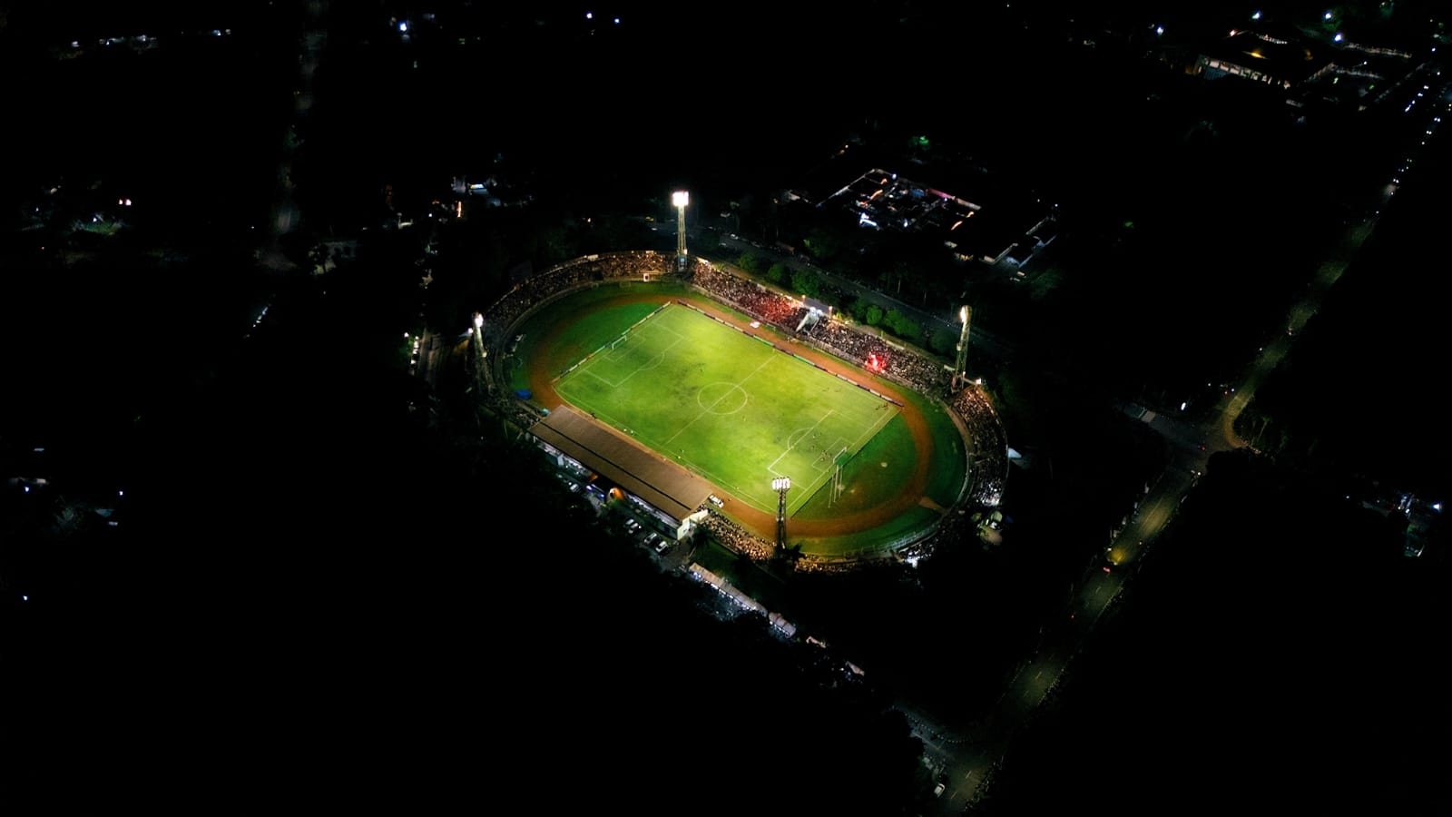 RINDU ATMOSFER STADION: Stadion Mulawarman dipenuhi penonton walau pun hanya menyuguhkan pertandingan sepakbola antar kelurahan.