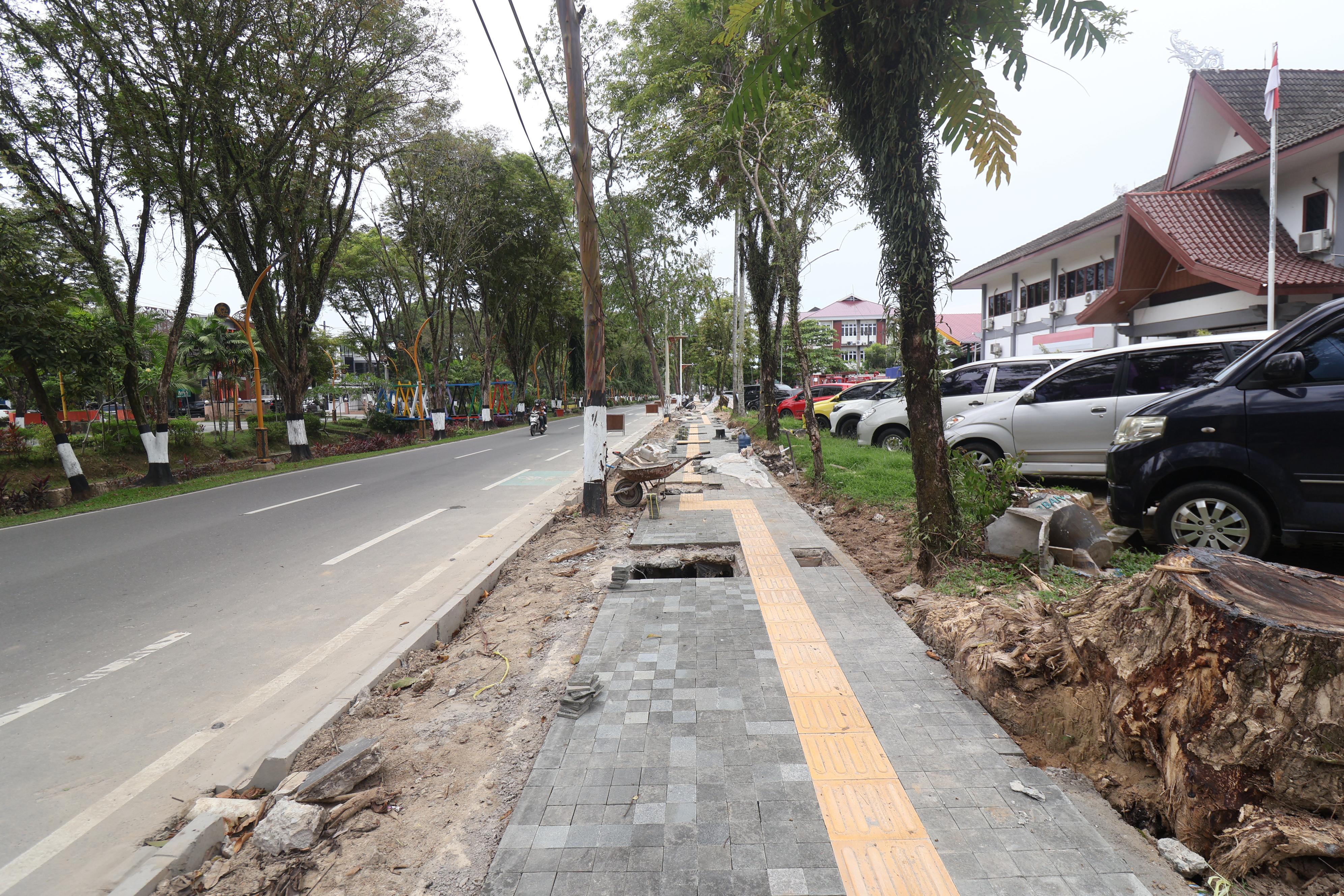 MAKIN ESTETIK: Pedestrian sepanjang Jalan Ruhui Rahayu 1 sudah berubah. Kawasan perkantoran kini tanpa pagar.