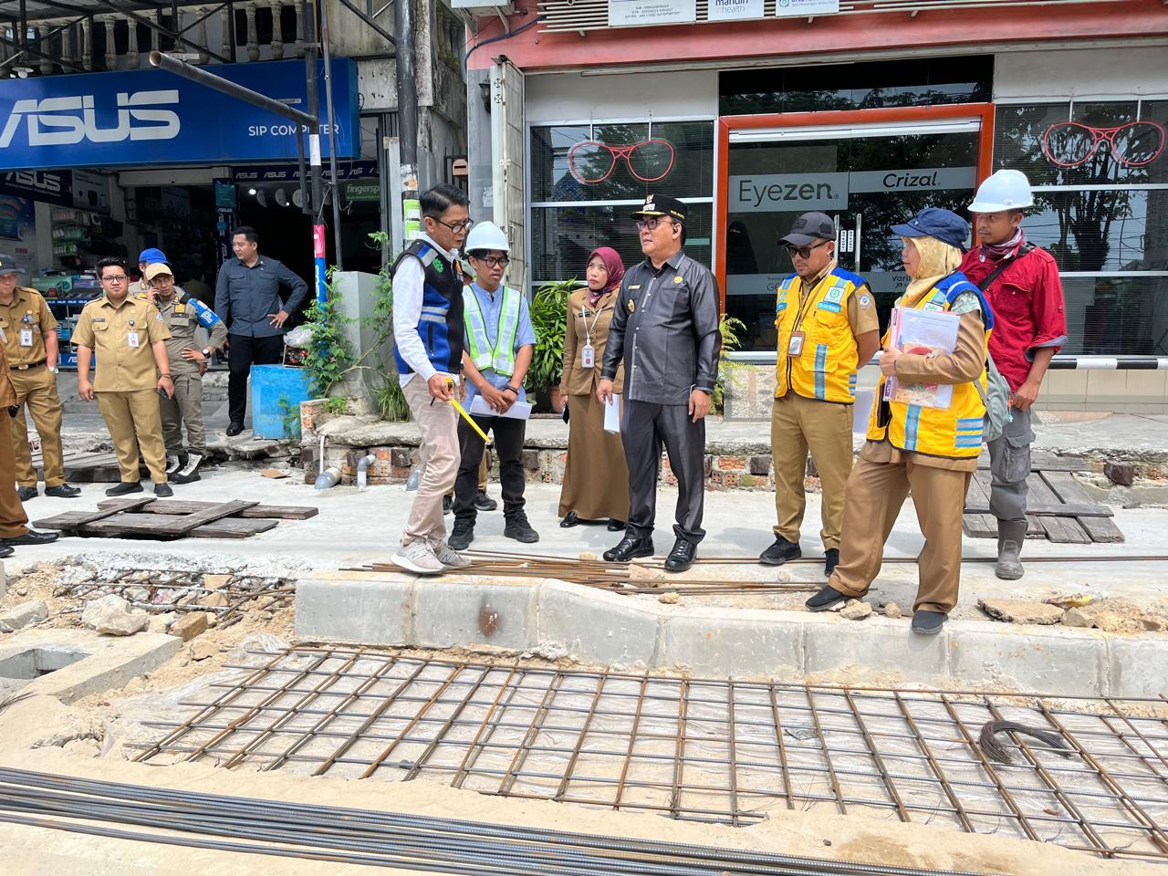 PROYEK DRAINASE: Wakil Wali Kota Balikpapan, Bagus Susetyo meninjau proyek drainase di kawasan Gunung Sari bersama jajaran OPD, memastikan pekerjaan sesuai jadwal dan spesifikasi.
