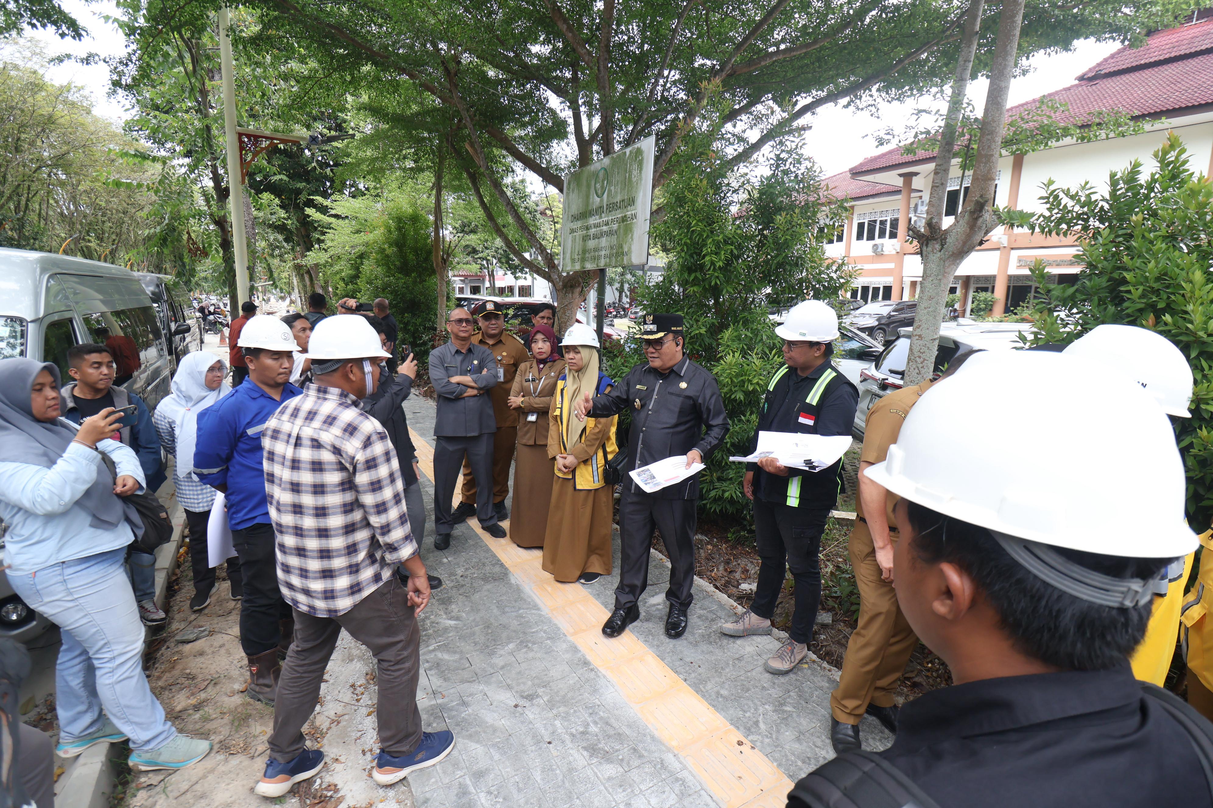 MAKIN CANTIK: Pemkot Balikpapan melakukan monitoring proyek pedestrian dan drainase di Jalan Ruhui Rahayu, yang diproyeksikan menjadi jalur ramah pejalan kaki.