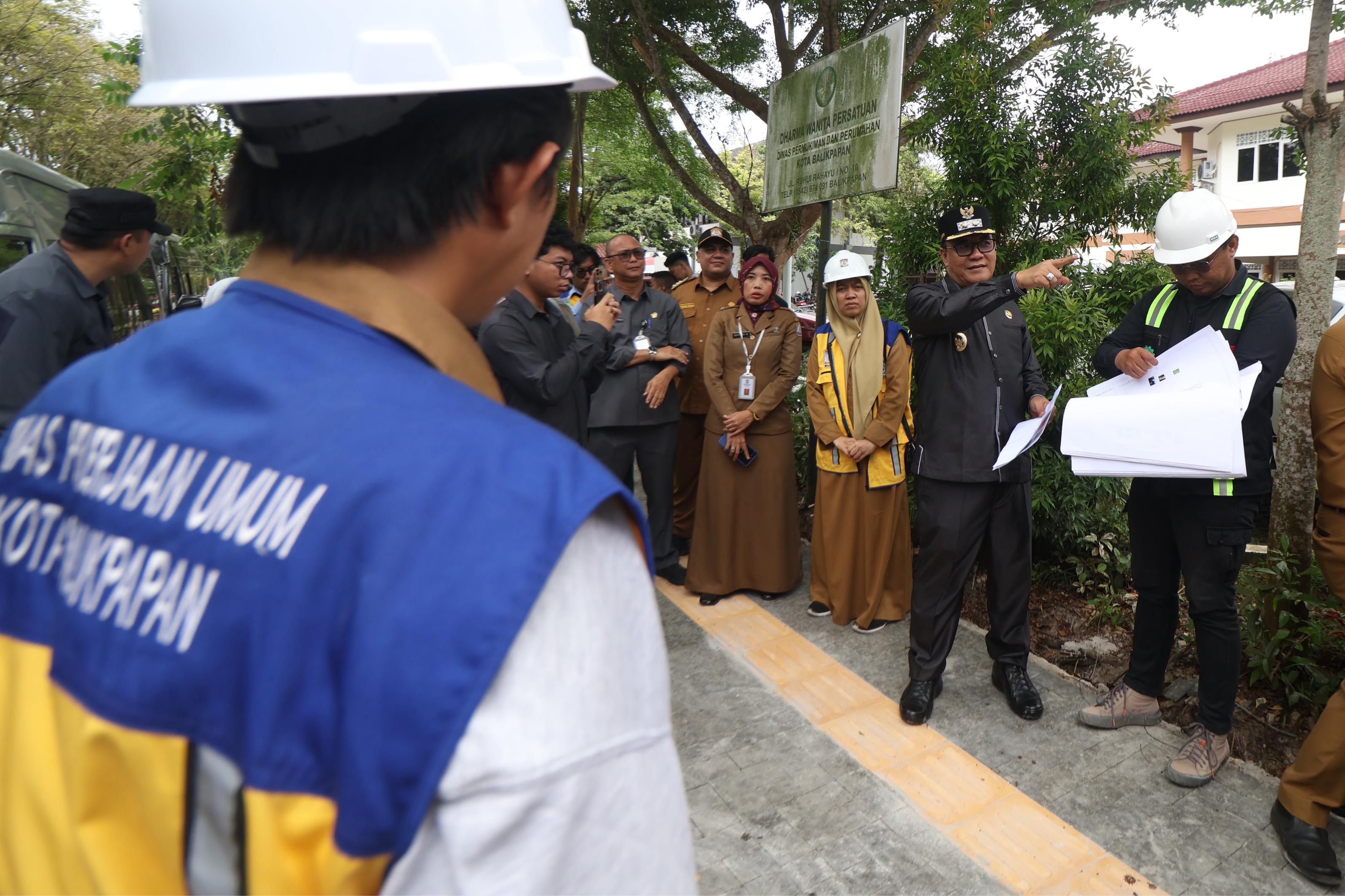 TINJAU PROYEK: Wawali Balikpapan memantau proyek di Kota Minyak. Salah satunya penataan kawasan perkantoran di Jalan Ruhui Rahayu 1.