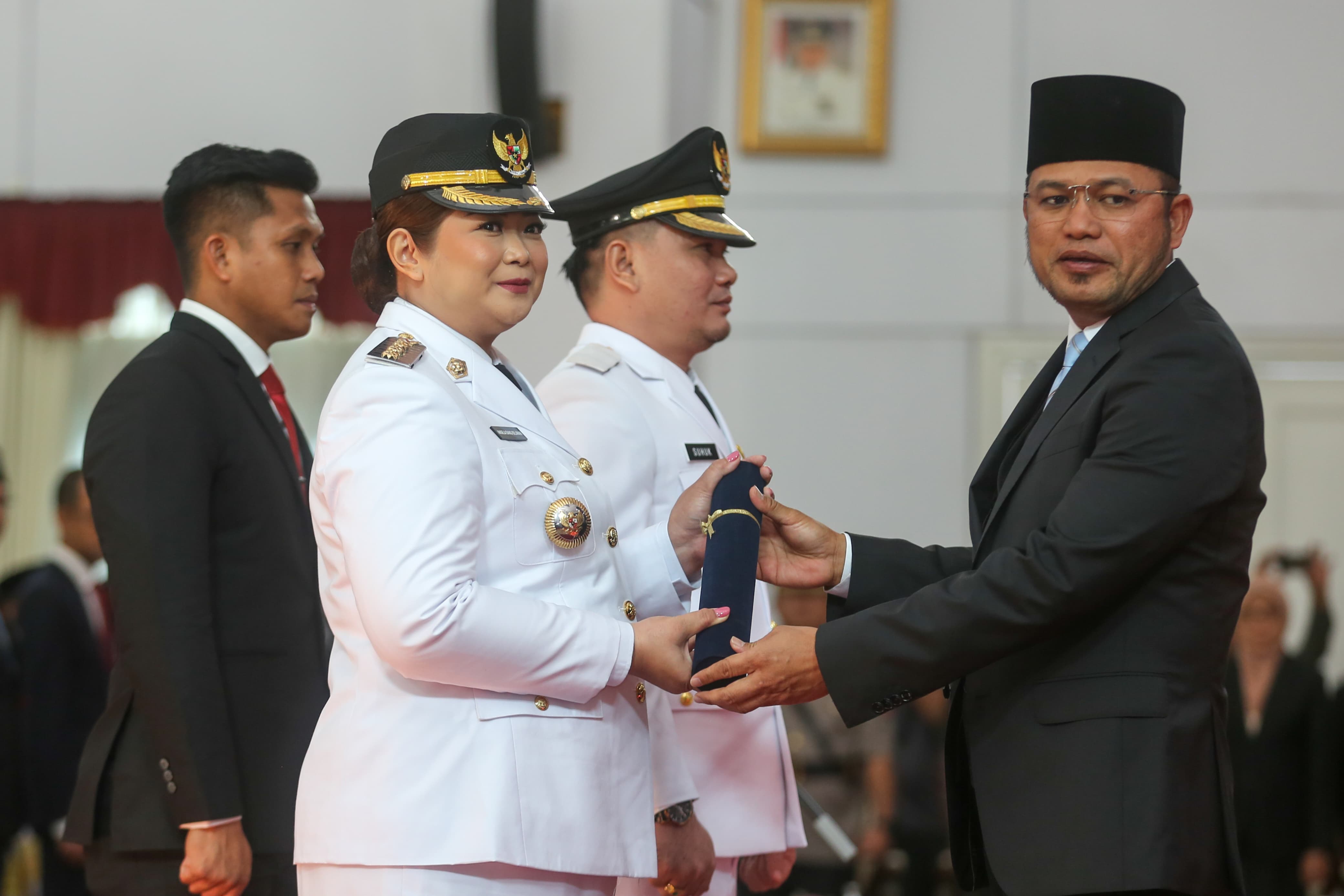 Bupati dan Wakil Bupati Kabupaten Mahakam Ulu Angela Idang Belawan dan Suhuk dilantik Gubernur Kaltim Rudy Mas&rsquo;ud di Pendopo Odah Etam komplek Kegubernuran Kaltim, Senin (23/9). (Foto Rama)