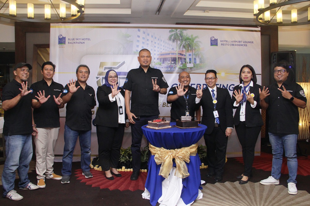 OPEN HOUSE: Manajemen Kaltim Post yang dipimpin Direktur Erwin Dede Nugroho (tengah) turut menyemarakkan HUT ke-52 Hotel Blue Sky Balikpapan, kemarin (23/9).