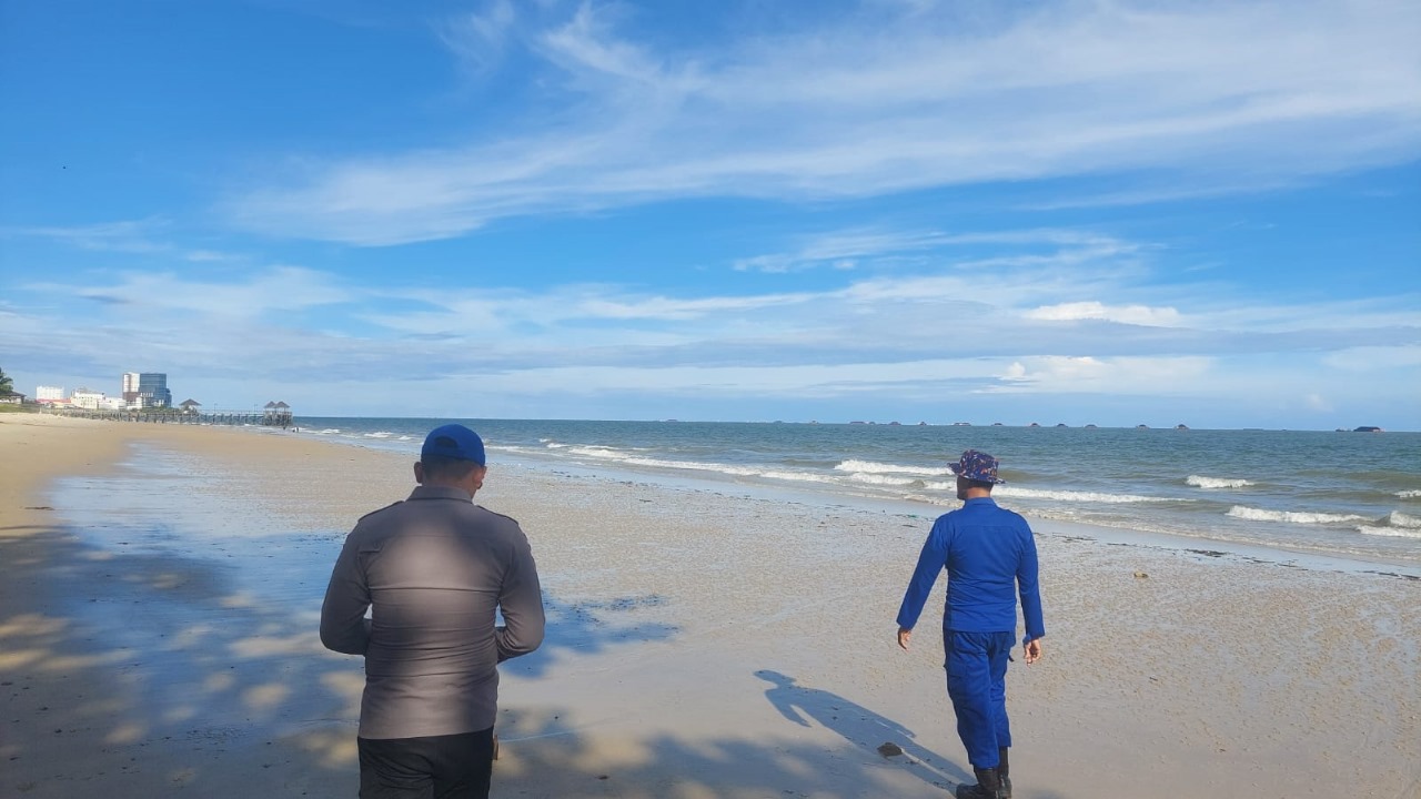 PATROLI PANTAI: Selain patroli perairan, personel Satpolairud Polresta Balikpapan juga melakukan penyisiran di wilayah pesisir.