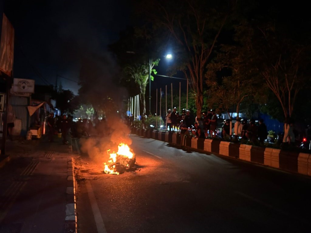 LAKA: Kecelakaan yang melibatkan motor Ducati dan Spacy hingga mengakibatkan motor Ducati ludes terbakar sementara pengendara Spacy tewas di lokasi kejadian.
