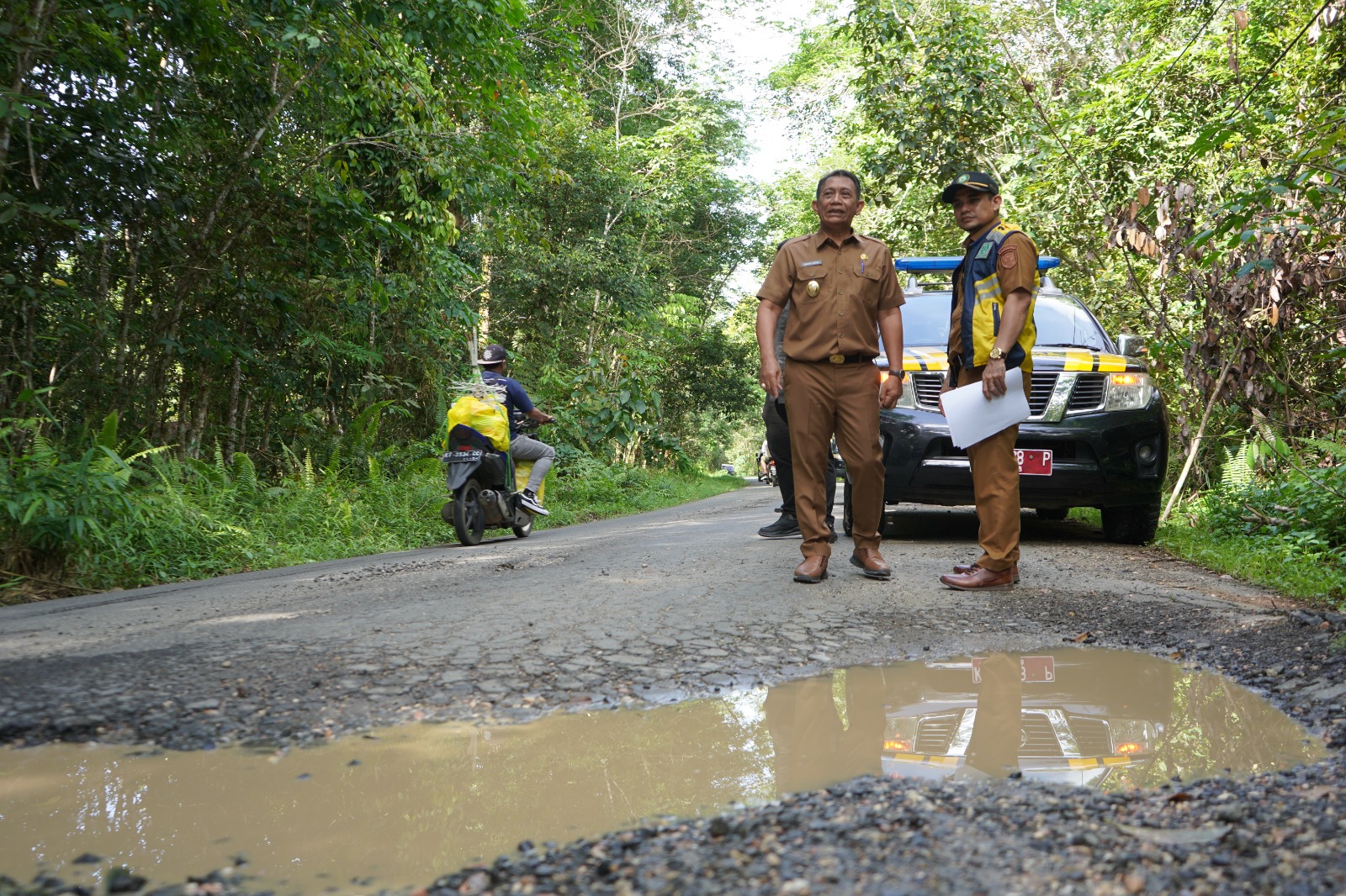 Wakil Bupati, H Nanang Adriani saat meninjau ruas jalan yang rusak.