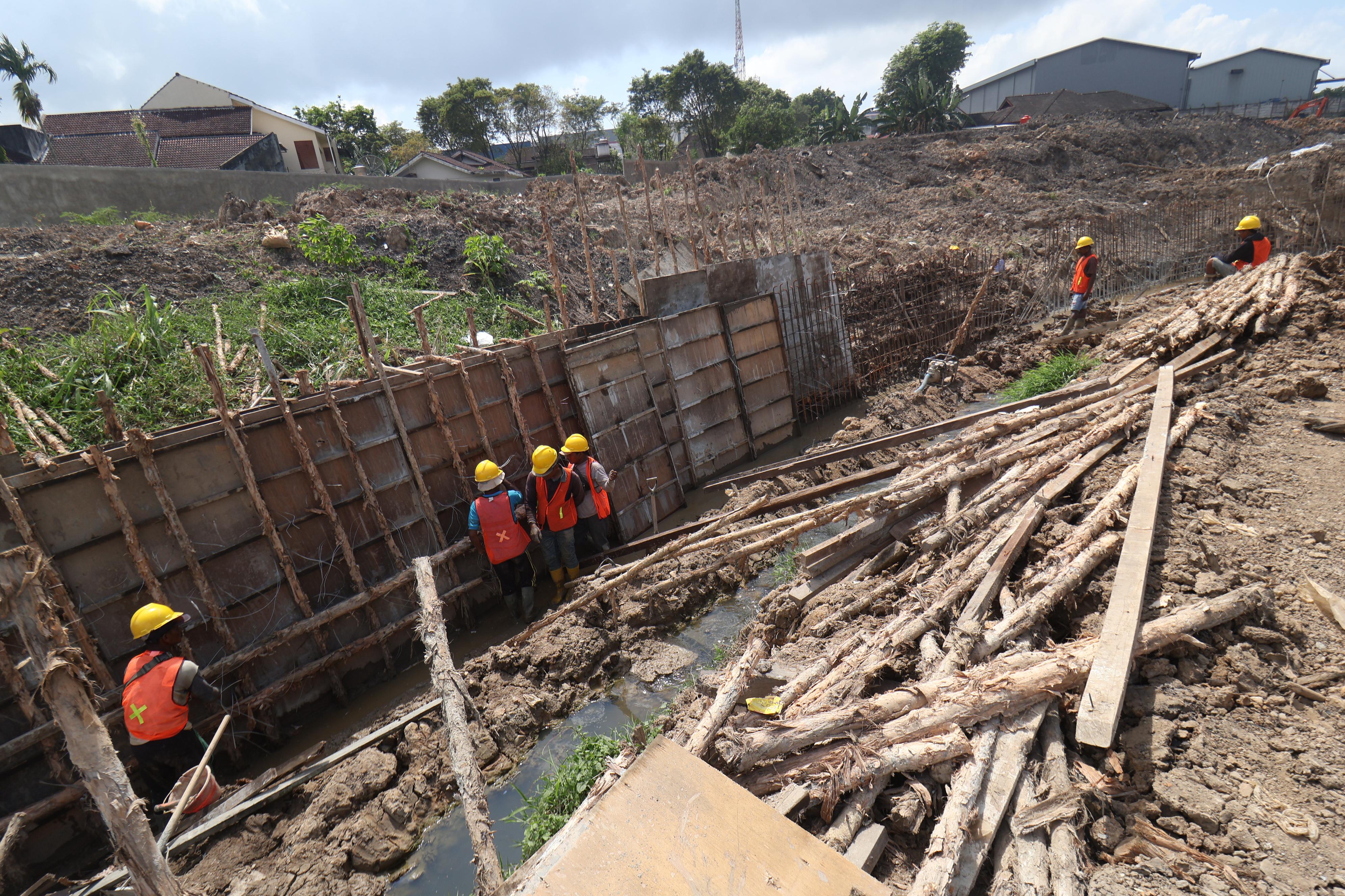KEJAR TARGET: Kondisi pekerjaan saluran sekunder Balikpapan Baru, Rabu (24/9).