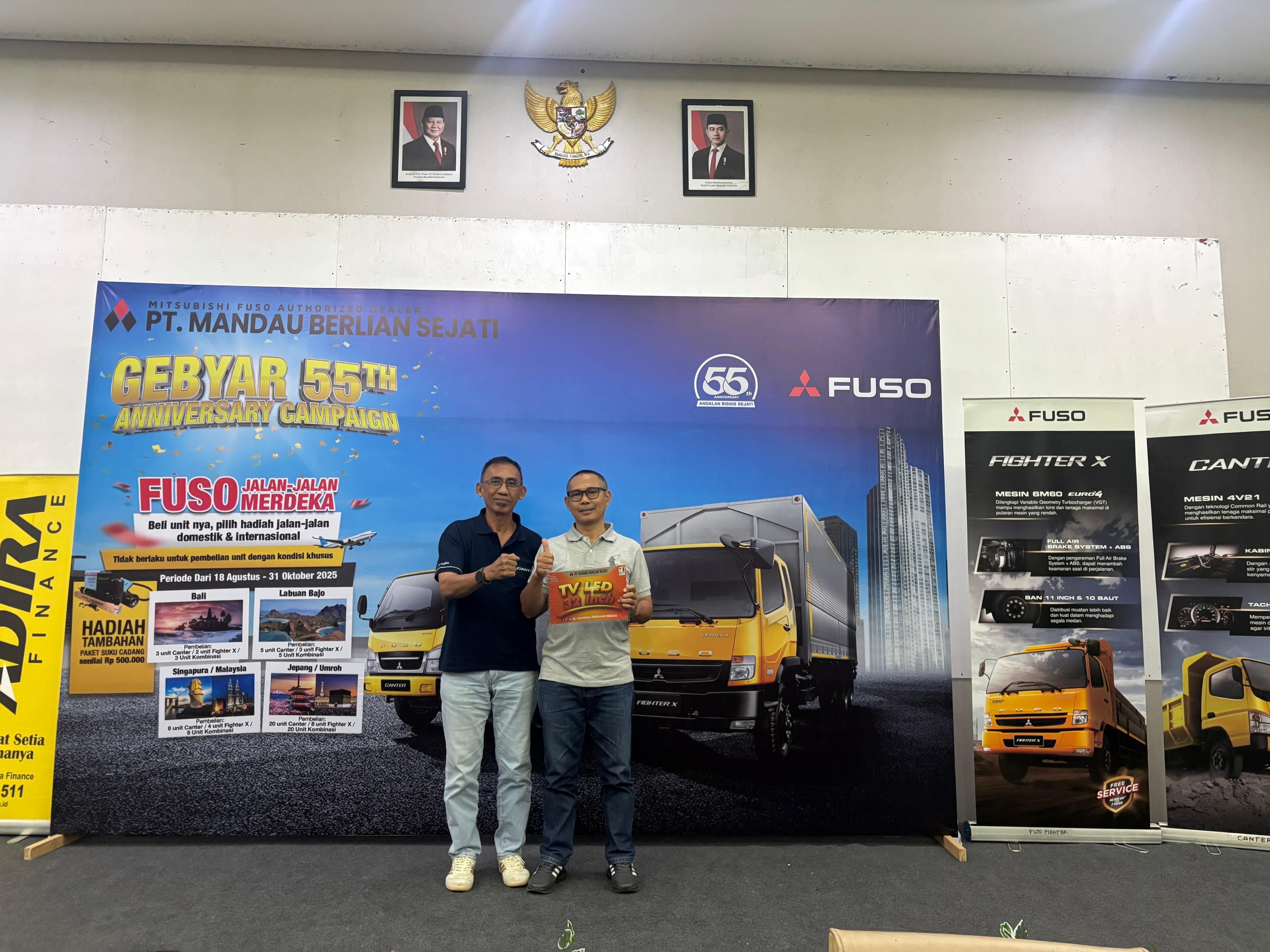 JAGA PELANGGAN: Branch Manager PT Mandau Berlian Sejati, Bakhtiar Latief (kiri) bersama salah satu customer beruntung mendapatkan doorprize TV LED.