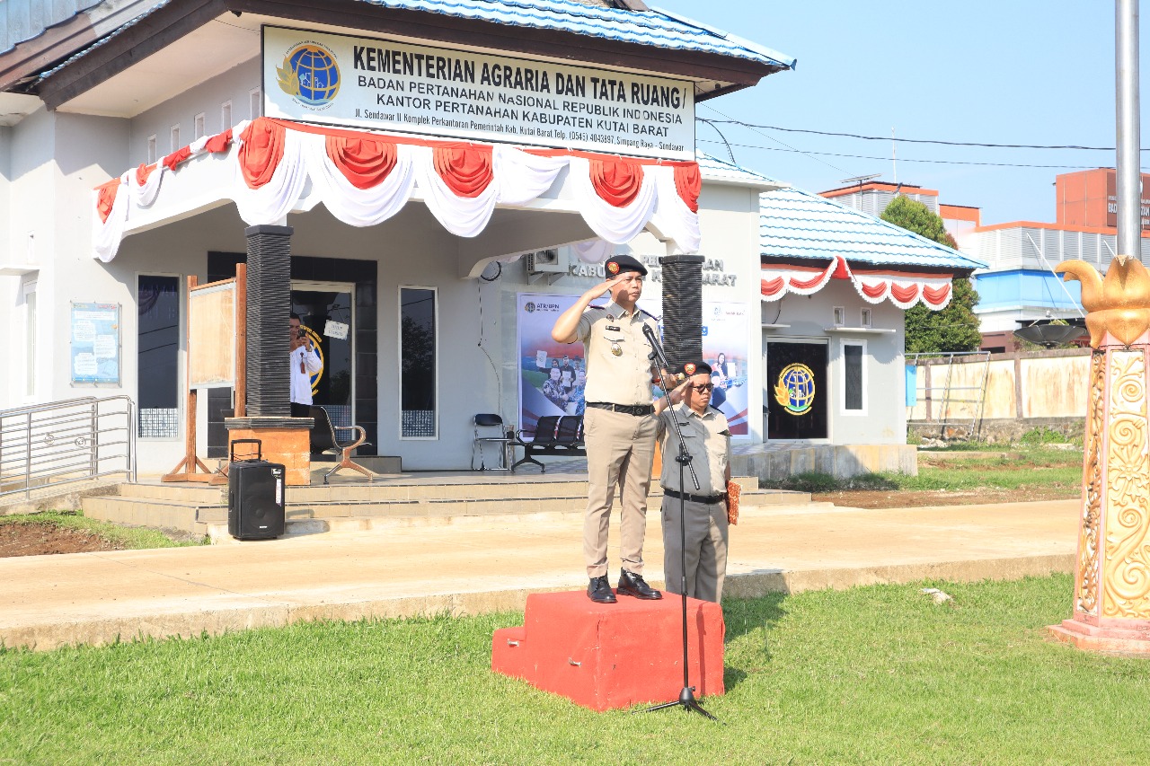 PIMPIN APEL: Kantah Kubar saat memimpin apel memperingati Hari Agraria dan Tata Ruang.
