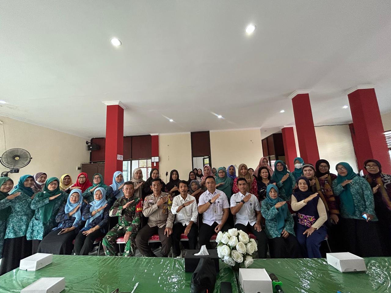 Camat Balikpapan Tengah Agung Budi Wibowo dan Lurah Gunung Sari Ulu Rendra Hermawan (tengah) memberikan semangat kepada peserta pelatihan.  &nbsp;